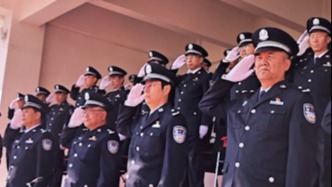 警校新生軍訓(xùn)檢閱，公安廳副廳長(zhǎng)等領(lǐng)導(dǎo)站立近1小時(shí)敬禮