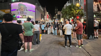 發(fā)現(xiàn)夜上海｜老字號(hào)延時(shí)打烊，為南京路步行街帶來(lái)什么？