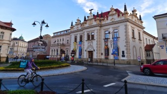 多重身份熱舒夫：戰(zhàn)略要沖的“舒服”小城｜“不基礎(chǔ)”旅行