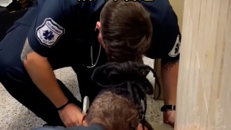 美國特工暴力推搡記者，致其頭部撞地后半昏迷