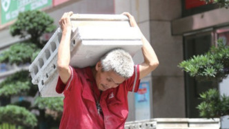 累計(jì)捐款十幾萬(wàn)元的“最美搬運(yùn)工”辭工回鄉(xiāng)，熱心市民上門探望