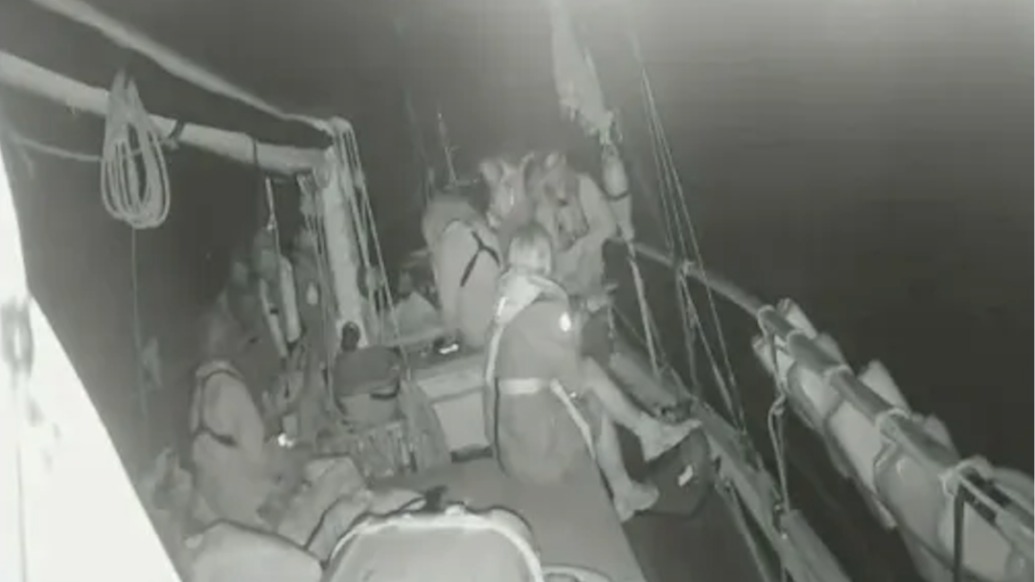 視頻曝光!以軍在公海攔截加沙救援船,還用水炮襲擊船只