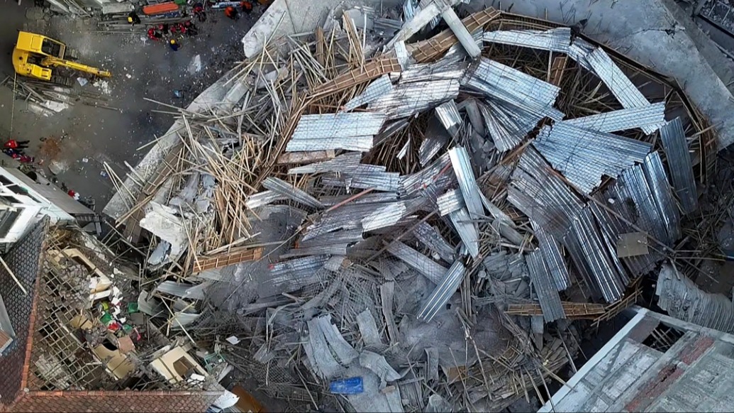 印尼学校倒塌事故已致5死!仍有84人被埋,家属失声痛哭