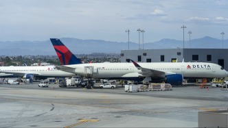 美國達美航空兩架飛機滑行時低速相撞，一人受輕傷