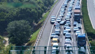 國慶假期首日G40出城方向迎車流高峰，上海警方啟用無人機空中巡查