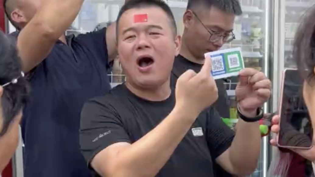 花車巡游現(xiàn)場“斷網(wǎng)”買水支付成難題，武漢老板喊話：“都是中國人直接拿，有網(wǎng)再付！”