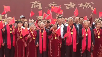商丘10對(duì)夫婦國(guó)慶假期舉行集體金婚典禮