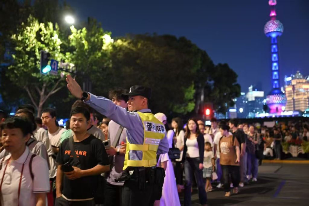 国庆首日外滩累计客流56.3万人次，同比去年上升超两成