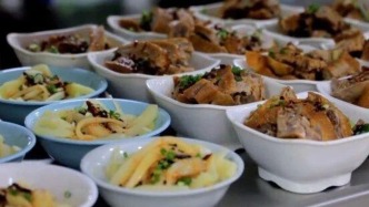 重慶榮昌：2700人涌入?yún)^(qū)政府食堂，一中午吃了550斤米、250斤鹵鵝