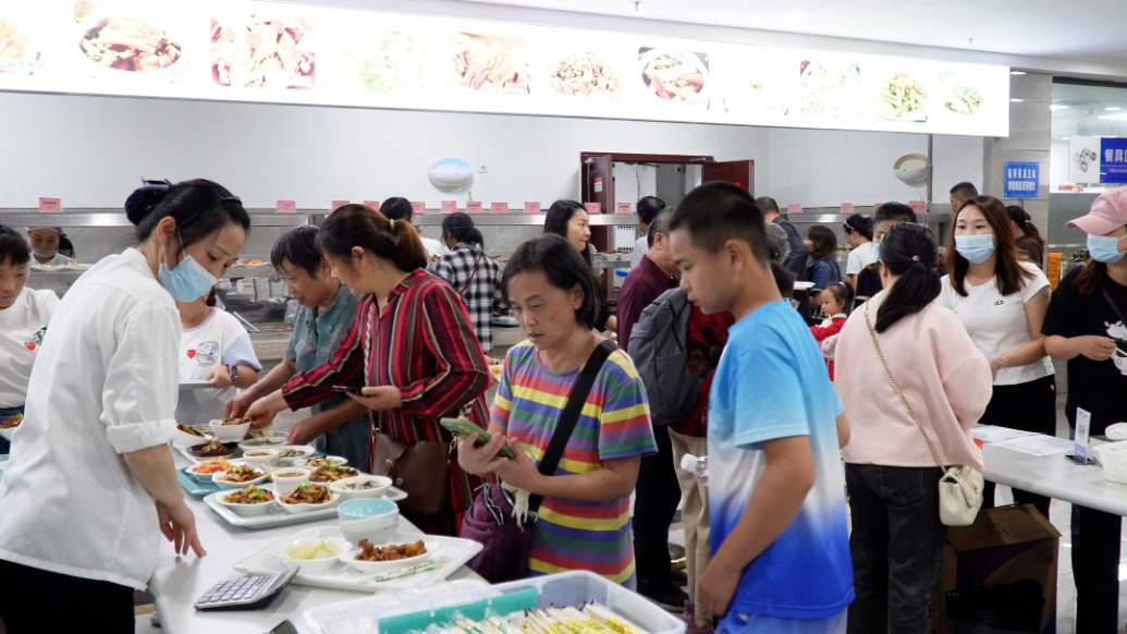 重慶榮昌政府食堂再對外開放：一中午約2700名游客就餐，蒸了550斤大米