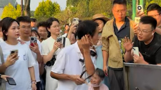 探訪“雞排哥”攤位：有人稱排三個半小時還未排到，有人稱專門從廣東來看他