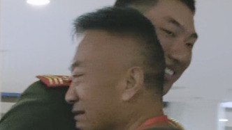 父親從老家趕到兒子駐地看升旗儀式，儀式結(jié)束父子激動相擁