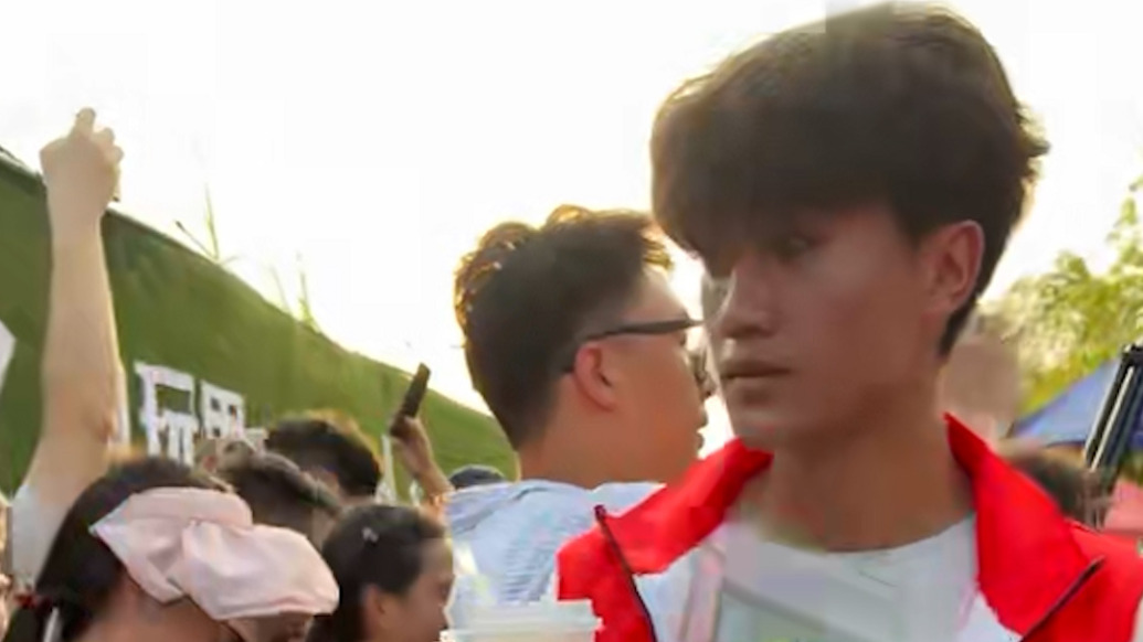“雞排哥”攤位排長隊(duì)，多名大學(xué)生志愿者上線維持秩序
