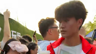 “雞排哥”攤位排長隊，多名大學(xué)生志愿者上線維持秩序