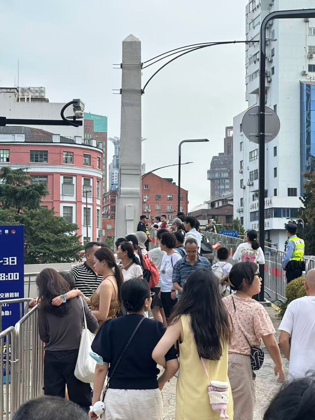 上艇恰逢国庆中秋双节，今年观众的主力军是游客