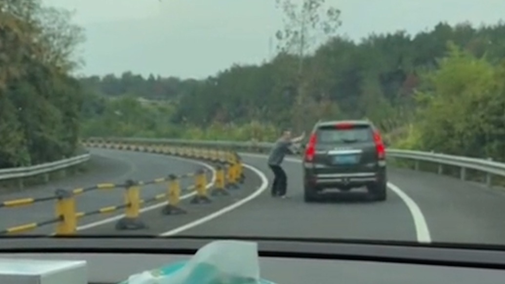 高速上一車輛龜速行駛司機疑似昏迷，后車熱心司機開雙閃追隨40多分鐘救援