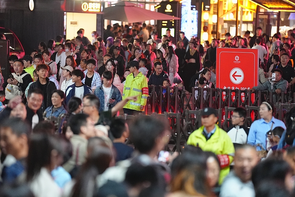 全国多个景区游客趋于饱和，景点建议游客错峰预约