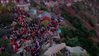 萬名游客齊聚泰山之巔慶國慶，升國旗觀日出唱響愛國最強音