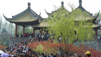 節(jié)假日出游旅行險迎“全域保障”，自購與統(tǒng)保并行模式成趨勢