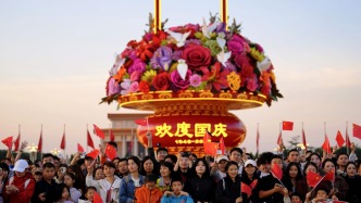 必打卡景點(diǎn)！記者探訪今年天安門廣場巨型花籃有啥新花樣