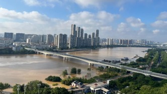 郁江今年1號洪水洪峰正通過南寧，邕江大橋已禁止雙向通行