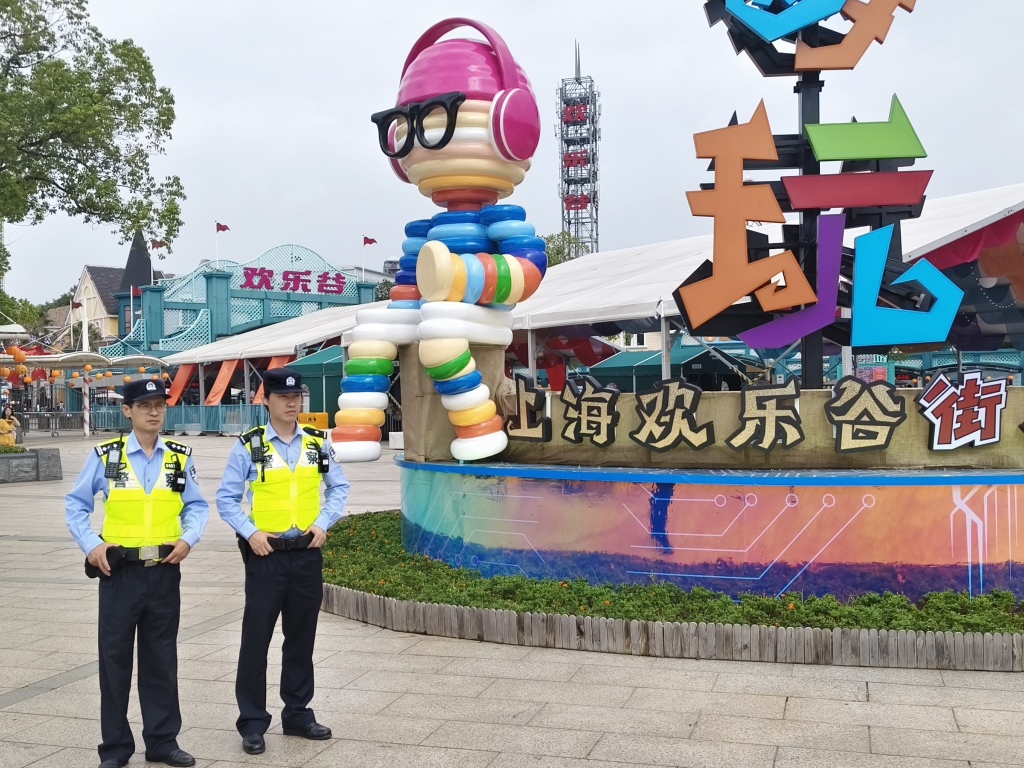 鸡年流年财运:八字合婚www.jixiangqiming.vip：-在陆家嘴设摄影岗、寻找乐园走失儿童，上海警方多举措护航假日出游