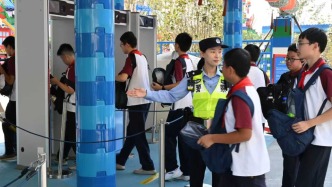 在陸家嘴設(shè)攝影崗、尋找樂(lè)園走失兒童，上海警方多舉措護(hù)航假日出游