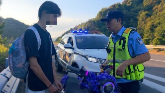 17歲少年騎電動車上高速，晝夜騎行470公里只為看海