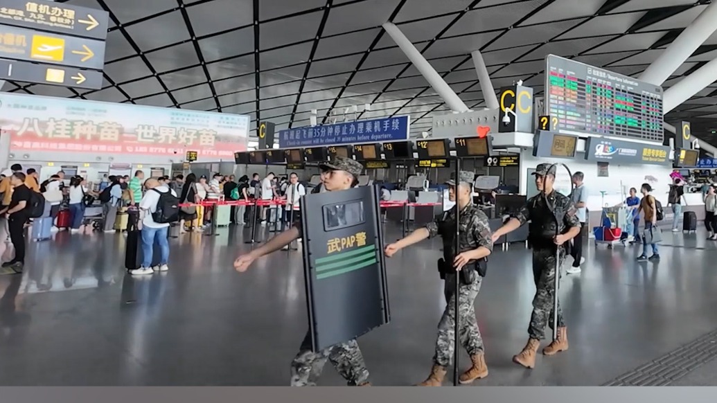 廣西武警堅守執(zhí)勤一線維護節(jié)日安全，旅客：看到武警心里特別踏實