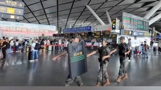 廣西武警堅(jiān)守執(zhí)勤一線維護(hù)節(jié)日安全，旅客：看到武警心里特別踏實(shí)