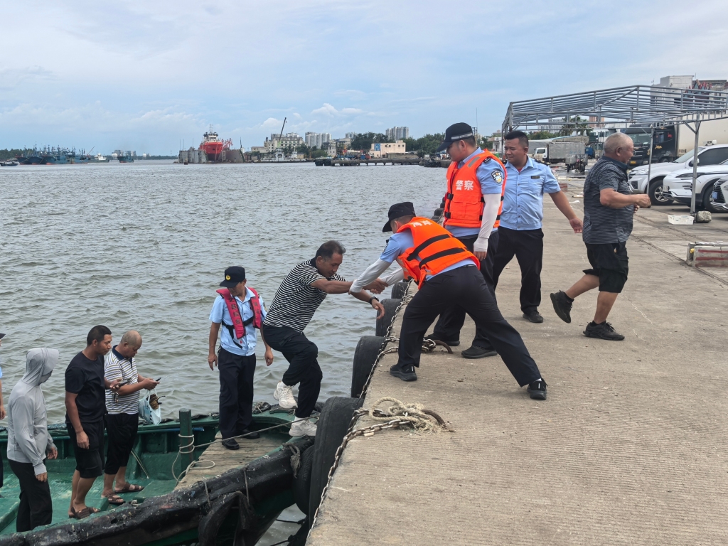 流年财运大起大落原因:免费在线测算www.jixiangqiming.vip：-海南海岸警察防御台风“麦德姆”，3万余艘船舶全部回港避风