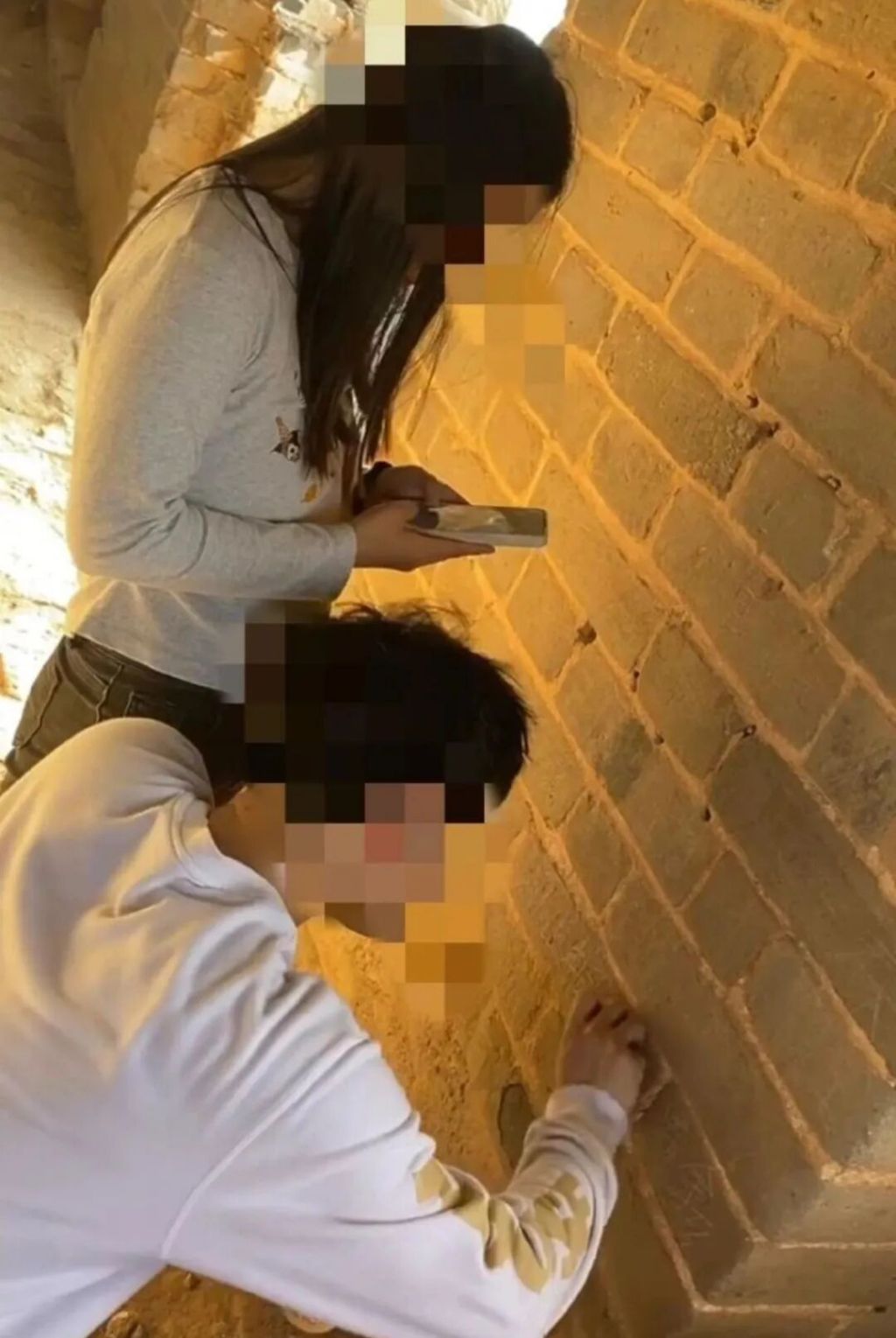 带 “嘉轩” 的名字:流年泉中水命财运-马上评｜又见长城上刻字，除了拘留罚款还能做什么