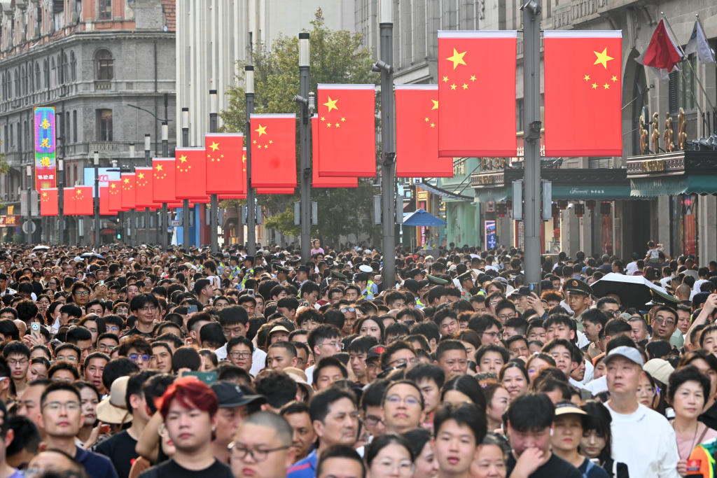 魔都眼·国庆｜各景点人从众，假期过半外滩客流已超221万
