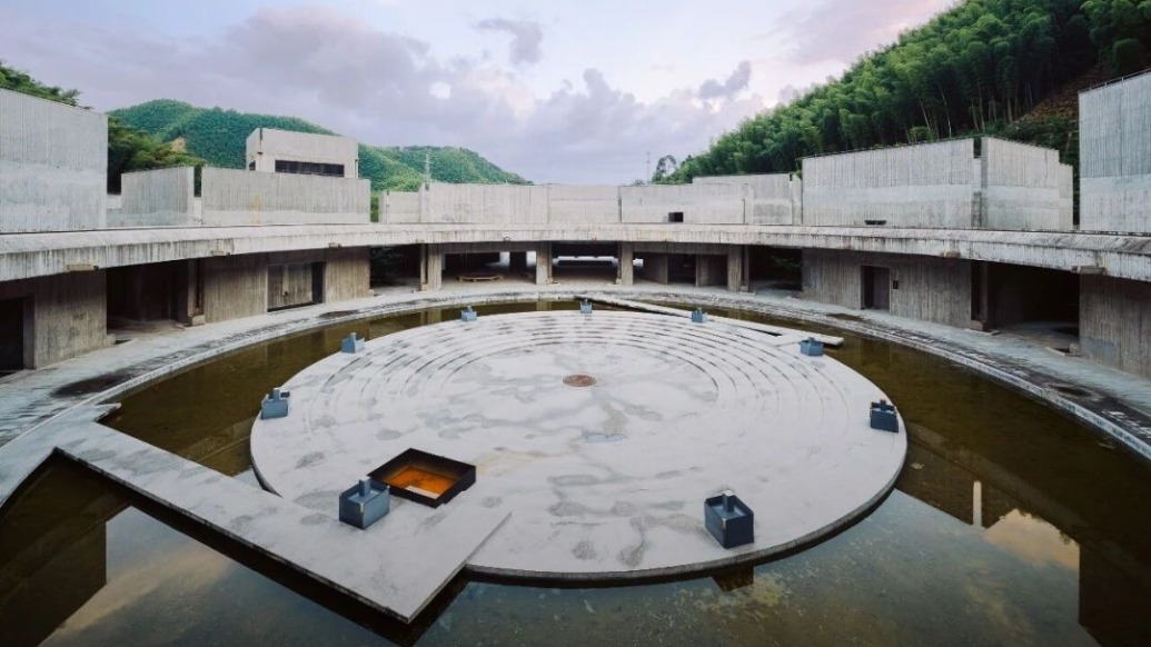 中國95后,愛上逛墓園