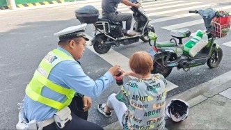 一瓶可樂(lè)在此刻有了溫度，老人在路上突犯低血糖，民警機(jī)敏發(fā)現(xiàn)后上前救助