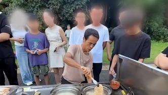 一條視頻獲贊超兩百萬讓“雞排哥”意外走紅，對話拍攝博主