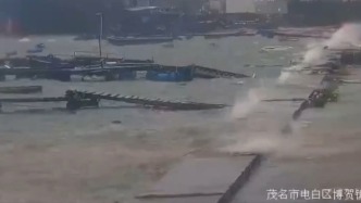受臺(tái)風(fēng)“麥德姆”環(huán)流影響，廣東茂名博賀港出現(xiàn)超警戒潮位