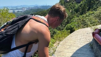 最真誠的禮物，德國男子在珠海鳳凰山撿瓶子，用這樣的方式祝中國生日快樂