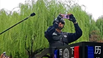 趵突泉景區(qū)里，執(zhí)勤特警化身“職業(yè)代拍”