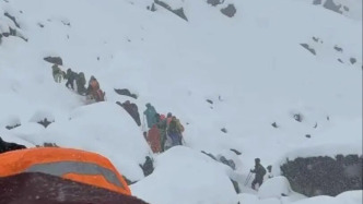 西藏定日縣降雪致徒步游客受影響，當(dāng)?shù)孛襟w：物資保障充足、人員安全
