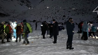 西藏定日縣受降雪影響游客全部取得聯系，已有350名安全抵達接應點