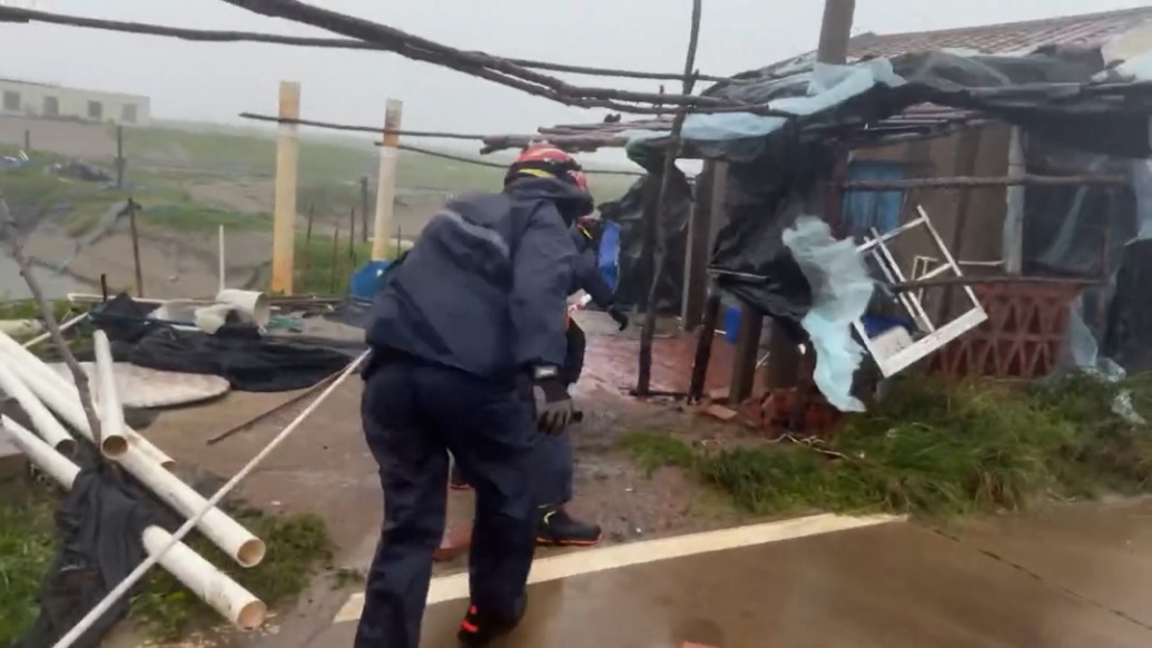 湛江一養(yǎng)殖戶臺(tái)風(fēng)天喂蝦被困，消防員聯(lián)合村干部護(hù)送轉(zhuǎn)移