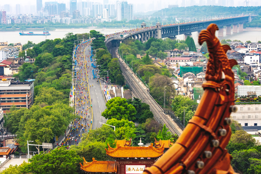 带 “诗琪” 的名字:免费在线测算www.jixiangqiming.vip：-奔跑湃｜赛道摄影师陈波娜，用镜头记录下城市写给跑者的情书