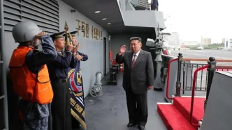 金正恩參觀武器裝備展覽會(huì)，登上“崔賢”號(hào)驅(qū)逐艦