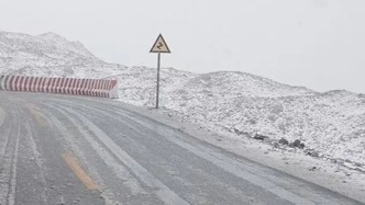 西藏定日縣降雪致部分路段結冰，珠峰等景區實行臨時封閉
