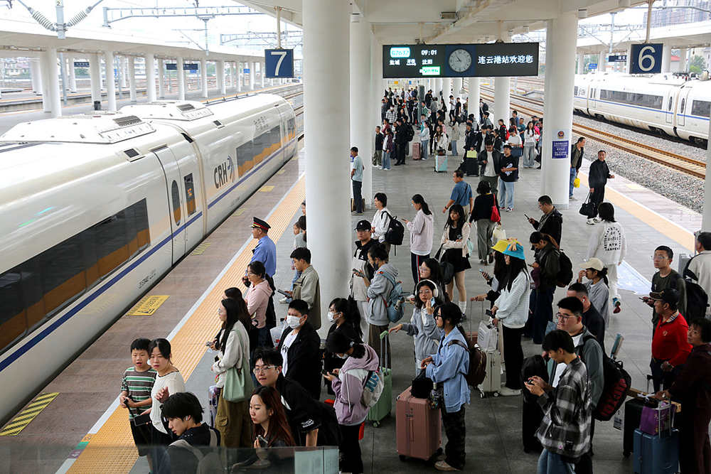 全国铁路今日预计发送1640万人次，受台风“麦德姆”影响的部分线路列车将陆续恢复开行