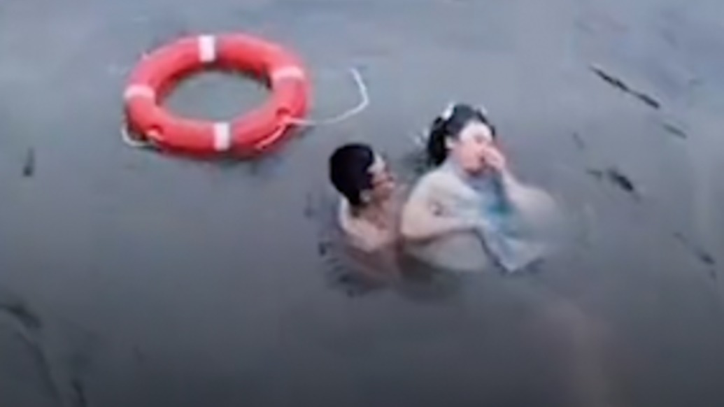 這一躍真帥，女游客拍照時(shí)不慎落水，小伙毫不猶豫跳河救起