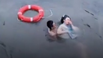 這一躍真帥，女游客拍照時(shí)不慎落水，小伙毫不猶豫跳河救起