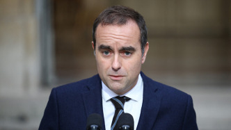 法國(guó)總理勒科爾尼向馬克龍遞交辭呈