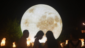 新華時(shí)評(píng)：中秋月圓念家國